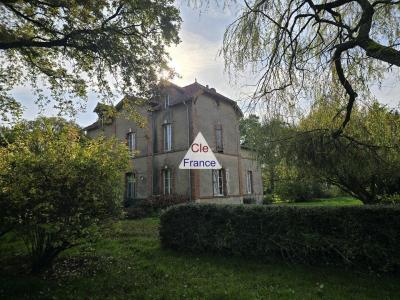 Maison De Maître à Renover Avec Dependance Et Vaste Terrain Dans Une Commune Dynamique.