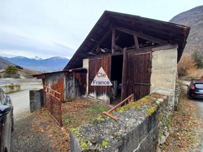 Tours-en-savoie (73790) : Grange Independante Sur 170 M² De Terrain