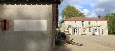 Situee à Deux Pas Du Centre Bourg, Maison De Charme à L\'ambiance Cosy Avec Dependances.