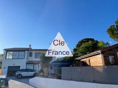 Villa R+1 137 M² + Chalet 20m² Sur 900m² De Terrain Clos Proche Centre