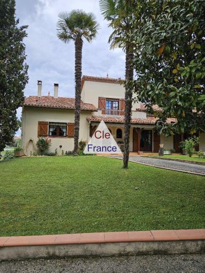 Rare Ensemble Immobilier Tout Proche Du Centre-ville D\'eauze