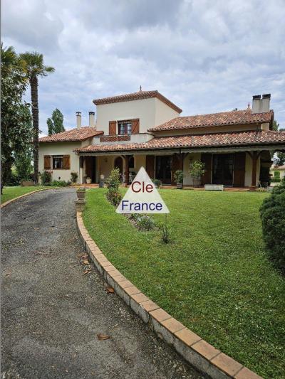 Rare Ensemble Immobilier Tout Proche Du Centre-ville D\'eauze
