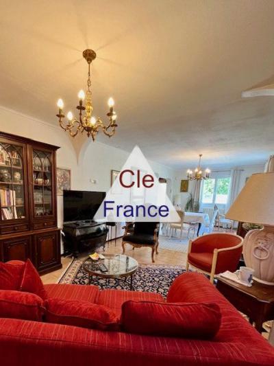 Centre Lavaur: Maison De Plain-pied De 114 M² Avec Piscine Et Jardin Arbore