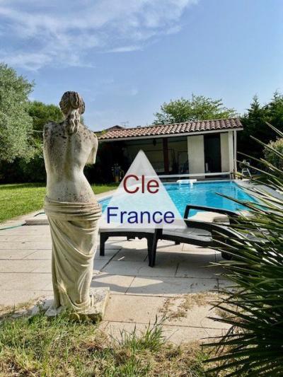 Centre Lavaur: Maison De Plain-pied De 114 M² Avec Piscine Et Jardin Arbore