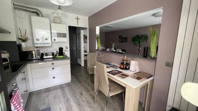// Appartement 79 M² // Ascenseur // 2 Grandes Chambres // Cuisine Equipee Et Amenagee // Terrasse