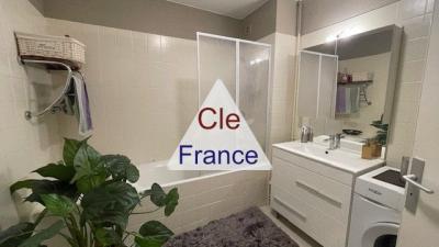 // Appartement 79 M² // Ascenseur // 2 Grandes Chambres // Cuisine Equipee Et Amenagee // Terrasse