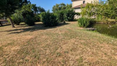 Maison T3 Avec Grand Terrain Arbore Et Grand Plan D\'eau