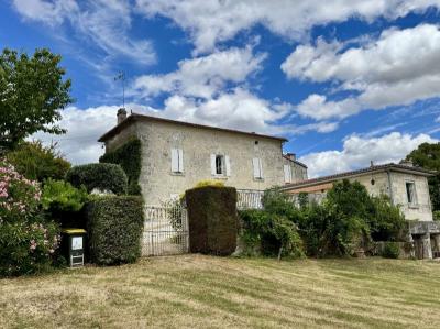 Ensemble Immobilier De Caractere Avec Vue Panoramique  Sud Angouleme