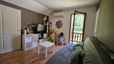 Superbe Maison Familiale T6 De 160 M² Avec Piscine, Annexes Et Grands Exterieurs  Entre Albertville