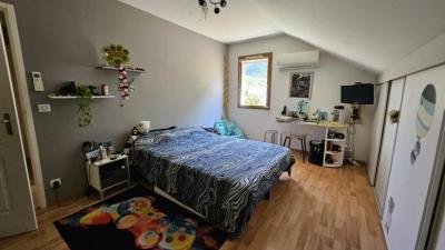 Superbe Maison Familiale T6 De 160 M² Avec Piscine, Annexes Et Grands Exterieurs  Entre Albertville