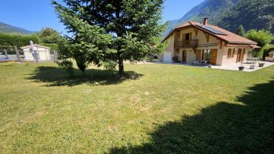 Superbe Maison Familiale T6 De 160 M² Avec Piscine, Annexes Et Grands Exterieurs  Entre Albertville