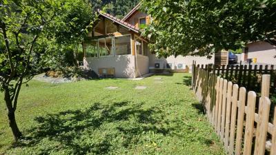 Superbe Maison Familiale T6 De 160 M² Avec Piscine, Annexes Et Grands Exterieurs  Entre Albertville