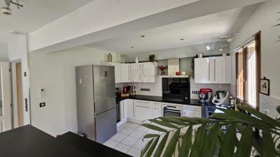 Superbe Maison Familiale T6 De 160 M² Avec Piscine, Annexes Et Grands Exterieurs  Entre Albertville