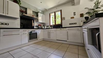 Superbe Maison Familiale T6 De 160 M² Avec Piscine, Annexes Et Grands Exterieurs  Entre Albertville