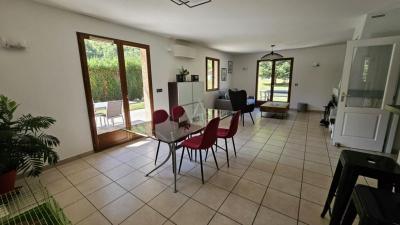 Superbe Maison Familiale T6 De 160 M² Avec Piscine, Annexes Et Grands Exterieurs  Entre Albertville