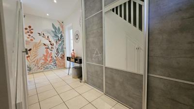 Superbe Maison Familiale T6 De 160 M² Avec Piscine, Annexes Et Grands Exterieurs  Entre Albertville