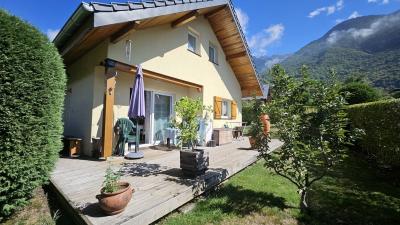 Tours-en-savoie : Maison T4 Ossature Bois Avec Jardin, Terrasse Et Stationnements