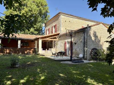 Fleurac. Maison Ancienne De Type 7 Pieces Renovee Avec Gout Sur Une Parcelle De 1375 M² Avec Grange