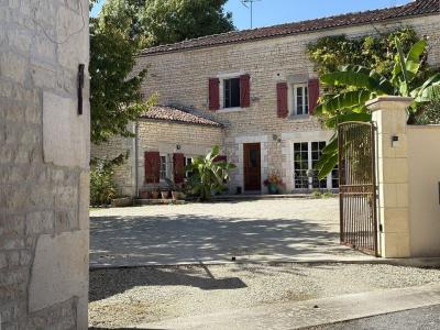 Fleurac. Maison Ancienne De Type 7 Pieces Renovee Avec Gout Sur Une Parcelle De 1375 M² Avec Grange 