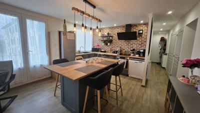 Albertville (73200)  T3 Renove Avec Parking Dans Residence Securisee
