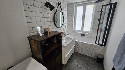 Albertville (73200)  T3 Renove Avec Parking Dans Residence Securisee
