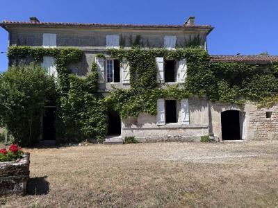 À Seulement 13 Km D\'angouleme Dans Un Lieu Plein De Charme Et De Potentiel, Ideal Pour Projet Famil