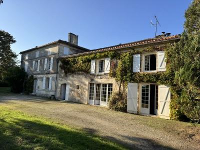 À Seulement 13 Km D\'angouleme Dans Un Lieu Plein De Charme Et De Potentiel, Ideal Pour Projet Famil