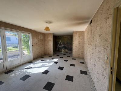Vibrac. Maison De Plain-pied De Type 6 Pieces Sur Une Parcelle De 653 M² Environ à Renover Dans Son