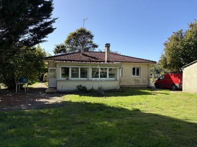 Vibrac. Maison De Plain-pied De Type 6 Pieces Sur Une Parcelle De 653 M² Environ à Renover Dans Son