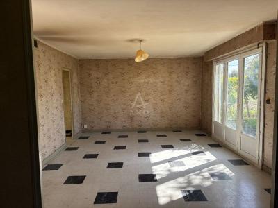 Vibrac. Maison De Plain-pied De Type 6 Pieces Sur Une Parcelle De 653 M² Environ à Renover Dans Son