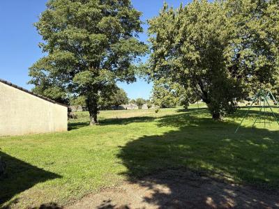 Vibrac. Maison De Plain-pied De Type 6 Pieces Sur Une Parcelle De 653 M² Environ à Renover Dans Son
