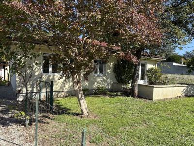 Vibrac. Maison De Plain-pied De Type 6 Pieces Sur Une Parcelle De 653 M² Environ à Renover Dans Son