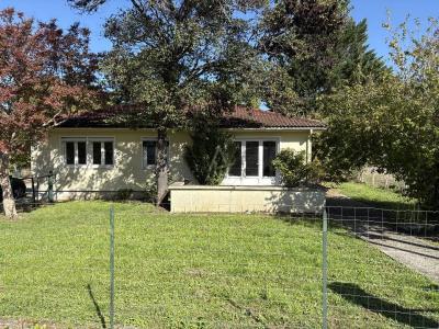 Vibrac. Maison De Plain-pied De Type 6 Pieces Sur Une Parcelle De 653 M² Environ à Renover Dans Son 