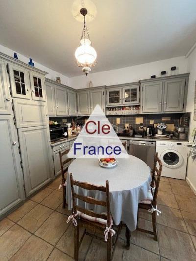 Situee à Puylaurens, Sur L\'axe Toulousecastres, 6 Chambres  3 400 M² De Terrain