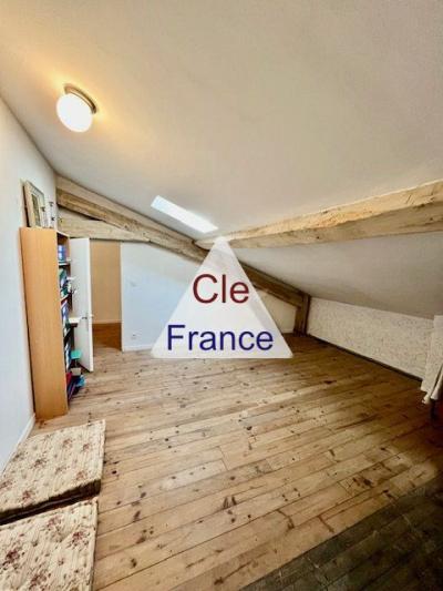 Situee à Puylaurens, Sur L\'axe Toulousecastres, 6 Chambres  3 400 M² De Terrain