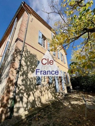Situee à Puylaurens, Sur L\'axe Toulousecastres, 6 Chambres  3 400 M² De Terrain