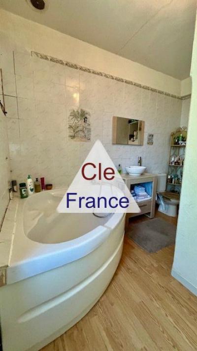 Situee à Puylaurens, Sur L\'axe Toulousecastres, 6 Chambres  3 400 M² De Terrain
