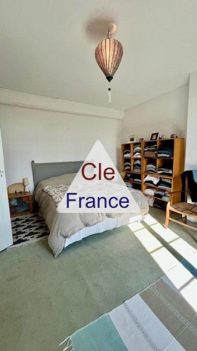 Situee à Puylaurens, Sur L\'axe Toulousecastres, 6 Chambres  3 400 M² De Terrain