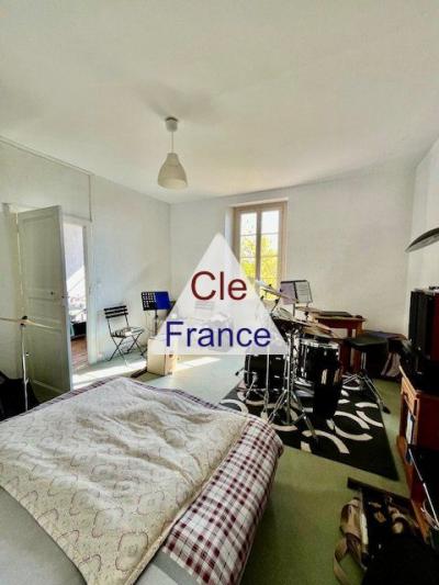 Situee à Puylaurens, Sur L\'axe Toulousecastres, 6 Chambres  3 400 M² De Terrain
