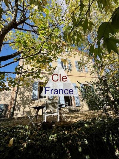 Situee à Puylaurens, Sur L\'axe Toulousecastres, 6 Chambres  3 400 M² De Terrain