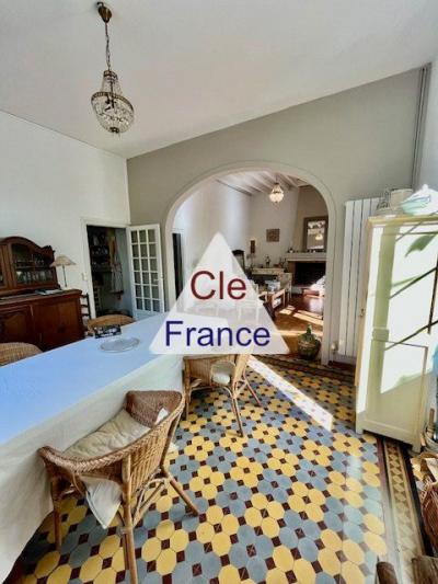 Situee à Puylaurens, Sur L\'axe Toulousecastres, 6 Chambres  3 400 M² De Terrain