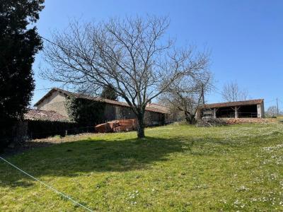 Ancienne Maison à Renover Sur Un Terrain De 6 100 M² Fort Potentiel, 25 Min Au Sud D\'angouleme