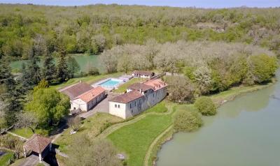 Domaine Avec Ruisseau Et Lac Sur 88 Hectares