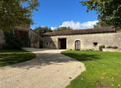 &#8364;271275 - Superb 17th Century \"gentilhommiere\" House With Over 4 Acres Of Land