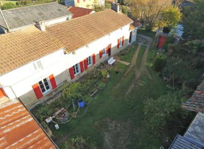 &#8364;180300 - Beautiful Farmhouse With Outbuildings And Flower-filled Courtyard