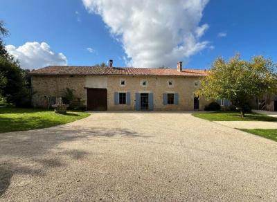 &#8364;271275 - Superb 17th Century \"gentilhommiere\" House With Over 4 Acres Of Land