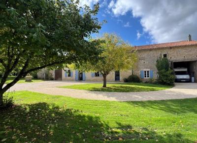 &#8364;271275 - Superb 17th Century \"gentilhommiere\" House With Over 4 Acres Of Land