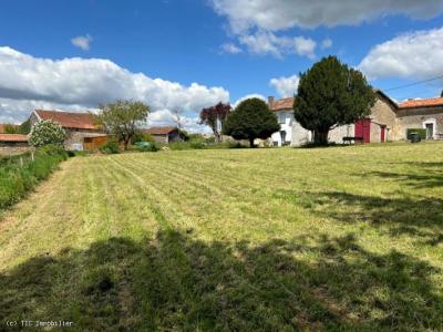 &#8364;115000 - Pretty 2 Bedroom Village House With Enclosed Garden And Lovely Views. Close To Civra