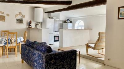 Furnished And Refreshed Apartment With 54 M2 Of Living Space, Ideally Located In The Heart Of A Soug