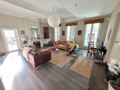 Superb Renovated Mansion With 190 M2 Of Living Space, 4 Bedrooms, Garage And Sunny Terrace.